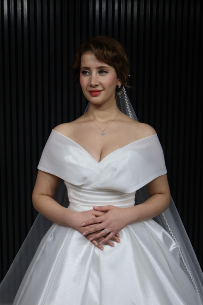 almila gelinlik