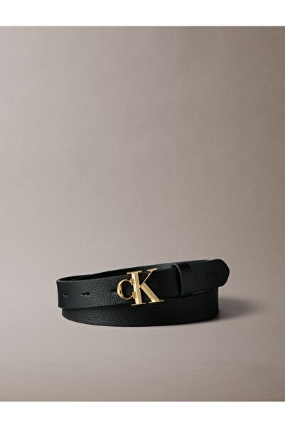 Calvin Klein حزام جلدي نسائي بإبزيم معدني وشعار العلامة التجارية باللون الأسو...