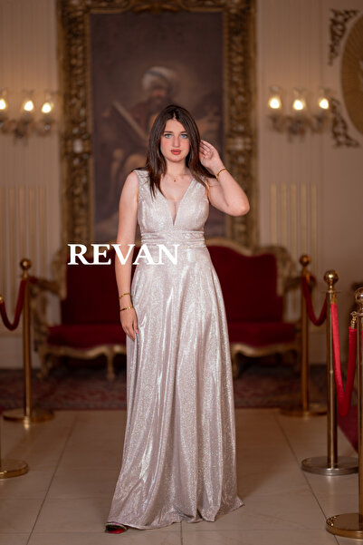 revan A shimmering evening dress with a smooth overlay and an elegant wide cut.