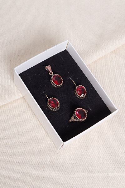 Süspüs Accessories طقم أحجار كريمة حمراء أصلي (قلادة، أقراط، خاتم)