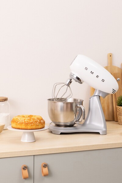 SMEG 50'ler Tarzı Steady-Mix 4,8 L Beyaz SMF04 Stand Mikser Mutfak Şefi