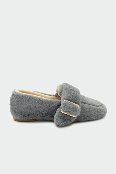 LAMİNTA حذاء منزلي من القطيفة باللون الرمادي مع تفاصيل مشبك