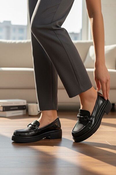 Yazın Ayakkabıları SİYAH RUGAN ÖNÜ TOKA DETAYLI OXFORD AYAKKABI