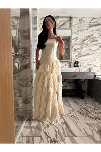 elin فستان سهرة أنيق بلون اوف وايت بطبقات كشكش انسيابية