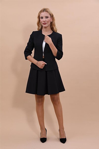 ÖNDER ÖZSOY بدلة نسائية كلاسيكية بياقة دائرية وتنورة قصيرة واسعة - أسود