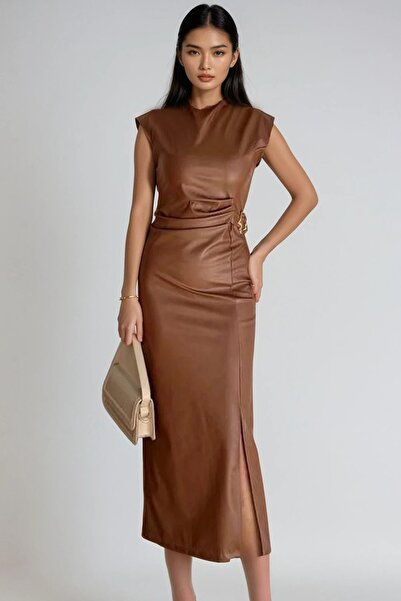 Trend Alaçatı Stili Kadın Kahverengi Toka Detaylı Büzgülü Maxi Boy Suni Deri Elbise Alc-X14818