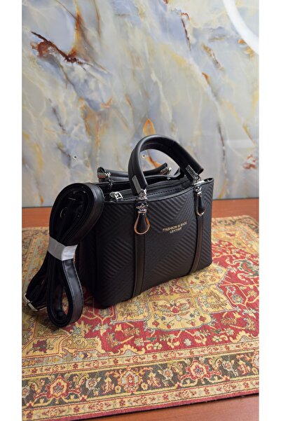 CN شنطة يد راقيه جلد