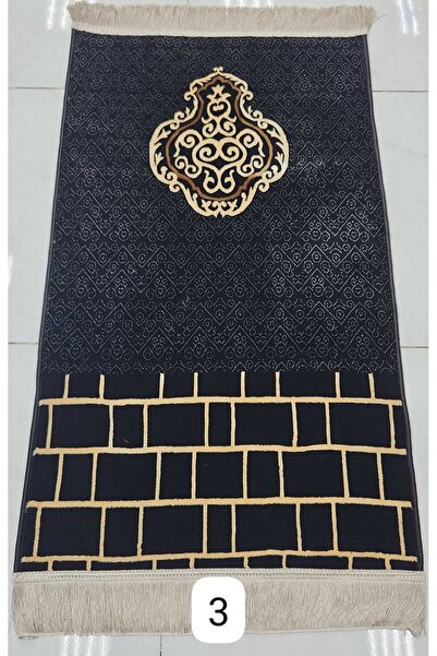 FABRIC سجادة كحلي بنقش جدار الكعبة ومدالية ذهبية فخمة بمقاس $70 \times 110$ سم.