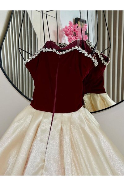 tsuwahen An evening dress that combines a burgundy velvet bodice adorned with delicate embroidery,