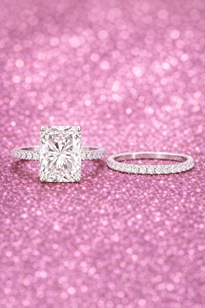 Laboratuvar Pırlantası Lp Işıklı kutuda 5 karat radyant ve tamtur yüzük