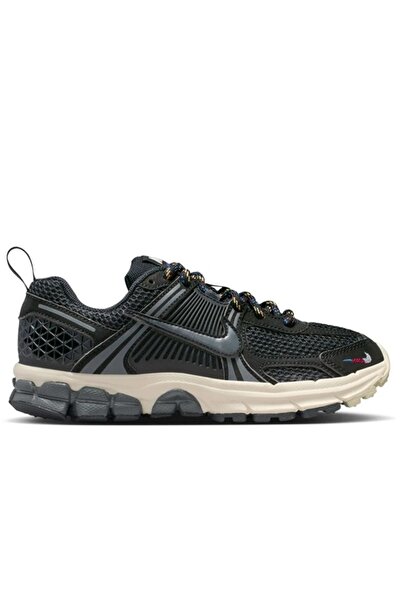 Nike حذاء رياضي نسائي عاكس للضوء من فوميرو 5 إي إي