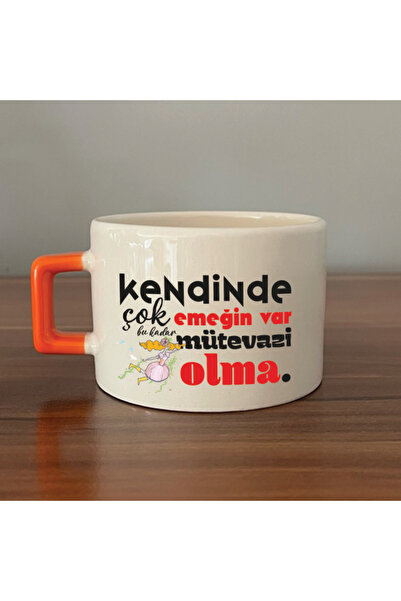 Kırtasiye Ofisi كوب هدية تحفيزي مربع الشكل بمقبض برتقالي، يحمل عبارة 'إنه يعا...