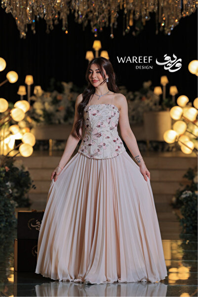 WAREEF FASHION فستان سهرة بيج مطرز بالورود والخرز اللامع بتصميم كورسيه راقٍ وتنورة حريرية منسدلة