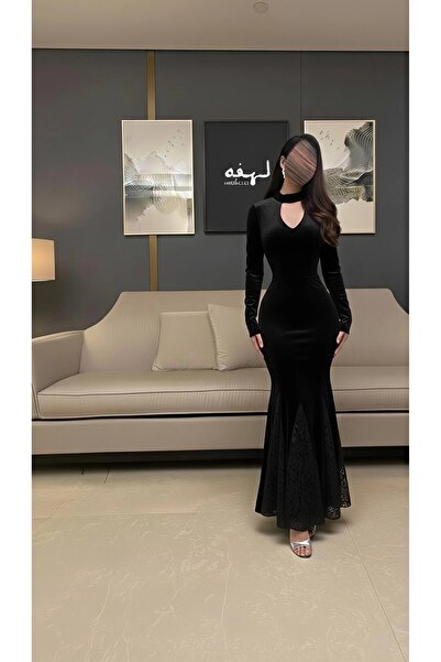 rovan فستان مخمل أسود طويل بقصة حورية البحر، ياقة بفتحة صدر، وأطراف مزينة بال...