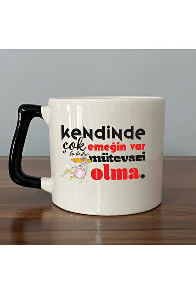 Kırtasiye Ofisi كوب هدية تحفيزي أسود بمقبض، يحمل عبارة 'إنه يمتلك الكثير من ا...