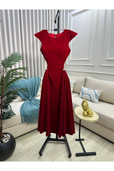 ZAYNAFASHIONSA A luxurious red velvet midi evening dress,