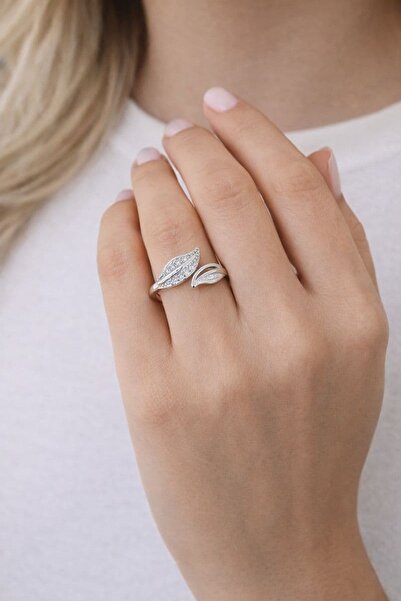 BY YASİN TOPÇU 🌿 ✨   خاتم بتفاصيل أوراق الشجر الفضية – موديل أنيق قابل للتعديل ✨ 🌿