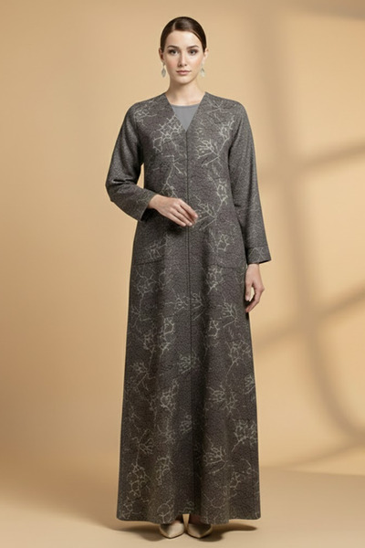 Muchmy عباية نسائية عصرية بتصميم عربي إسلامي، بنسيج جاكار فريد، وأكمام طويلة، وفتحة رقبة على شكل حرف V، وإغلاق بأزرار.