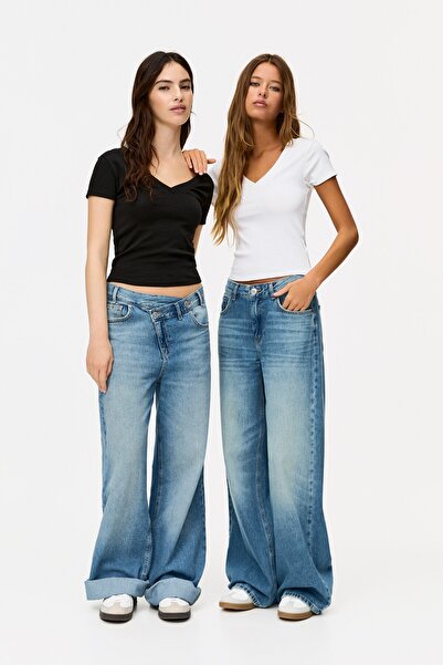 Pull & Bear عبوة من قطعتين من التيشيرتات ذات الرقبة على شكل حرف V