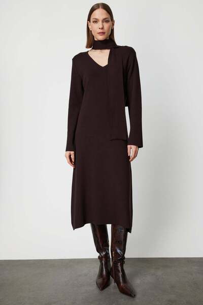 ON Πλεκτό φόρεμα με λαιμόκοψη σε σχήμα V