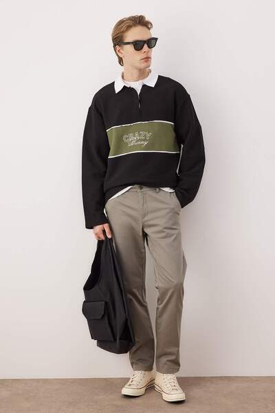 Trendyol Collection Grüne Herrenhose aus Gabardine mit strukturiertem Stoff T...