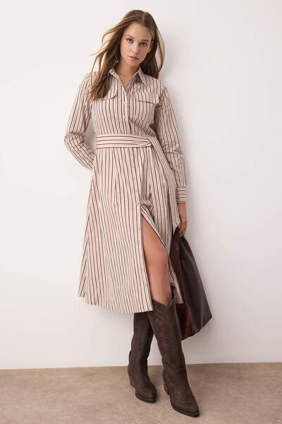 Trendyol Collection Gestreiftes Midi-Hemdkleid mit Gürtel in Braun TWOAW26EL0...
