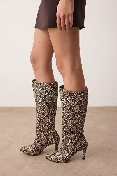 TRENDYOL SHOES Mehrfarbige Damenstiefel mit Tiermuster und 9,5 cm Absatz TAKAW26CZ00034