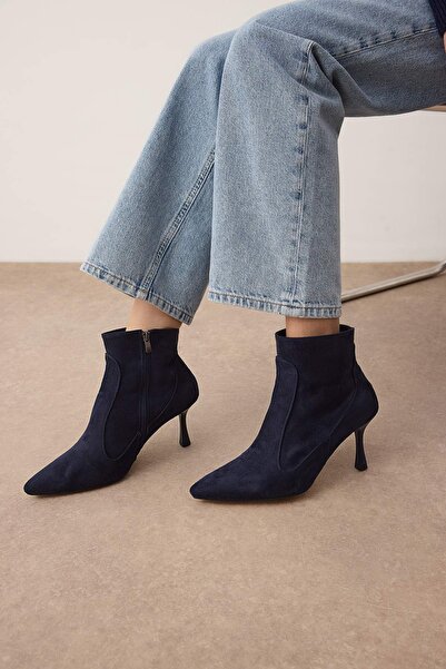 TRENDYOL SHOES Dunkelblaue Wildlederstiefel mit spitzer Zehenpartie für Damen, 9 cm, mit dünnem Absatz, TAKAW26BO00081