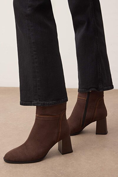 TRENDYOL SHOES Braune Wildleder-Damenstiefel mit 7,5 cm Blockabsatz TAKAW26BO...