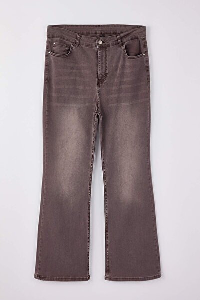 Trendyol Curve Braune Jeans mit hoher Taille aus dehnbarem Stoff mit ausgestelltem Bein und ausgestellter Passform in Übergröße TBBAW23JE00001