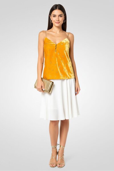 PİNKO بلوزة نسائية بدون أكمام معدنية برقبة على شكل حرف V، لون خردلي