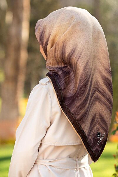 Vissona Μεταξωτό μαντήλι Tivil 10659 - 1 - 0004 Μοτίβο μονόγραμμα σε μπεζ καφ...