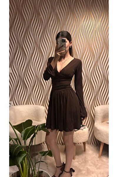 Mon Astre فستان بياقة على شكل حرف V مع شورت مطوي