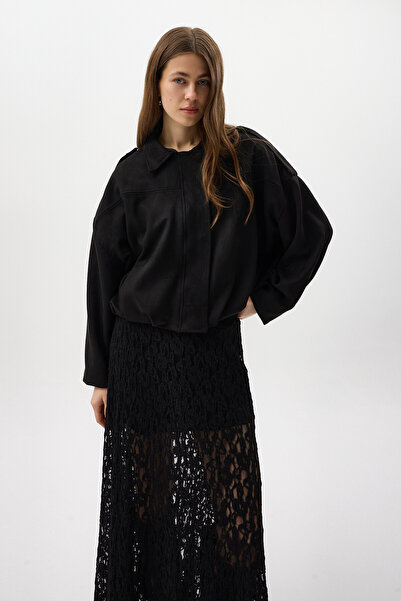 Rays سترة نسائية سوداء بمظهر جلد الغزال مع ياقة قميص وحزام مطاطي عند الخصر 60538