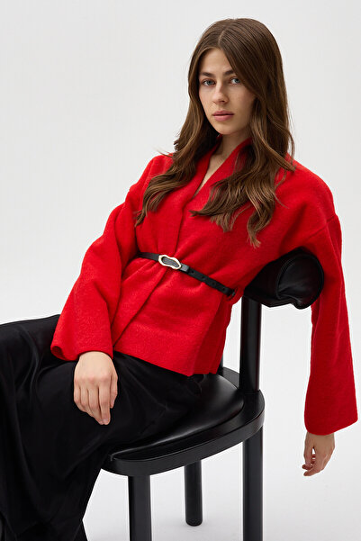 Rays سترة نسائية قصيرة باللون الأحمر مع ياقة حكمية وتفاصيل حزام 3100A