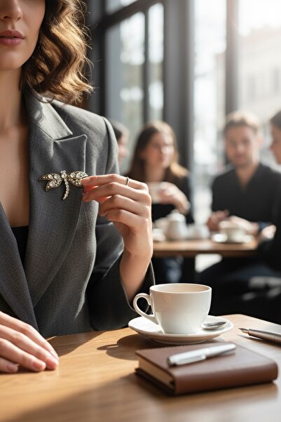 FAYRA ACCESSORIES Kristal Taşlı Yusufçuk Figür Broş