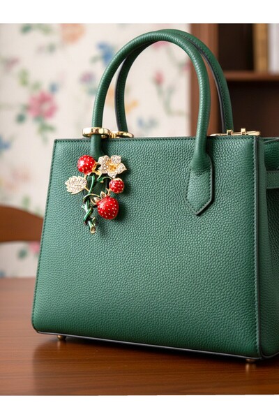 MODAMİRA AKSESUAR Gold Rengi Detaylı Kırmızı Çilek Broş | (Boy:6 cm - En:4cm)