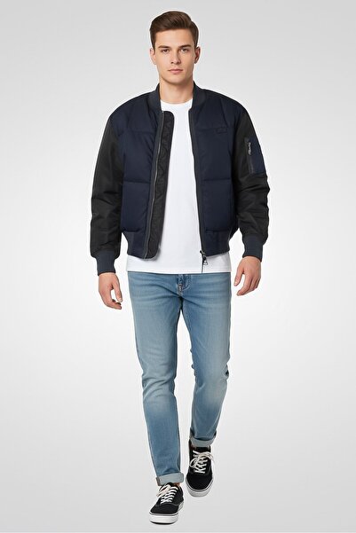 Lacoste جاكيت بومبر رجالي مطرز بشعار، أزرق داكن