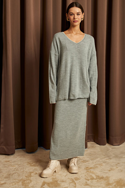 Bipantolon Women's Gray Shepherd Stitch Detailed V-Neck Sweater Skirt Knitwear Set