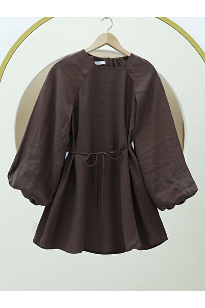 HİJABAYA سترة برقبة دائرية ورباط على الخصر وأكمام بالون