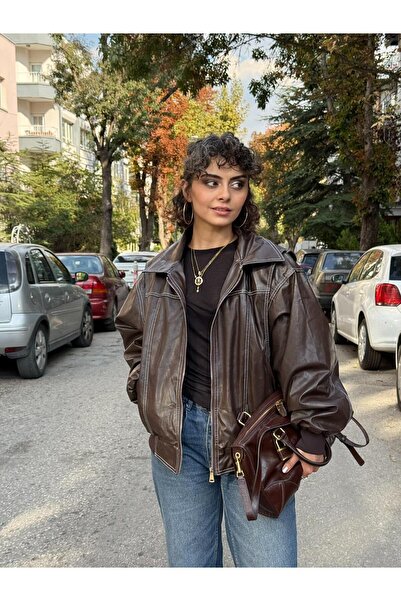 Betül Nayir جاكيت جلدي كبير الحجم بتفاصيل خياطة - بني