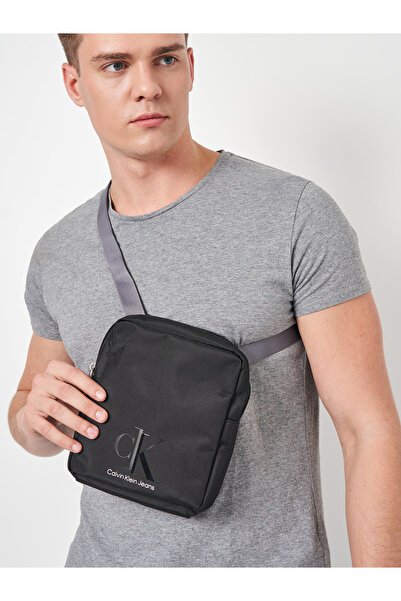 Calvin Klein حقيبة سبورت إسينشيالز ريبورتر إس إتش
