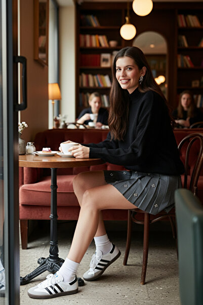 Lela سترة تريكو ناعمة ذات ياقة مدورة كبيرة الحجم ومزخرفة 680KZ00469