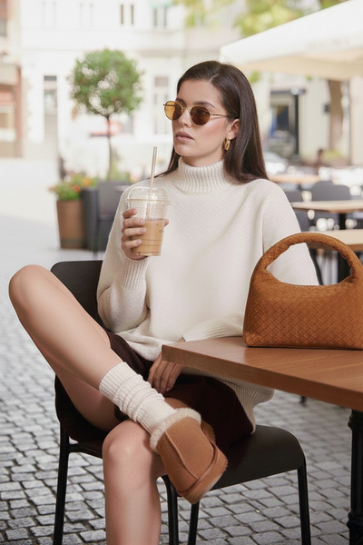 Lela سترة تريكو ناعمة ذات ياقة مدورة كبيرة الحجم ومزخرفة 680KZ00469