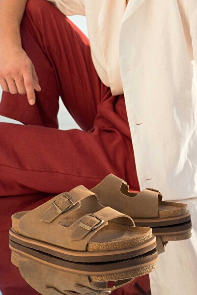 Derimod Ανδρικές δερμάτινες παντόφλες με αγκράφα σε μπεζ χρώμα 25SFD6255V3