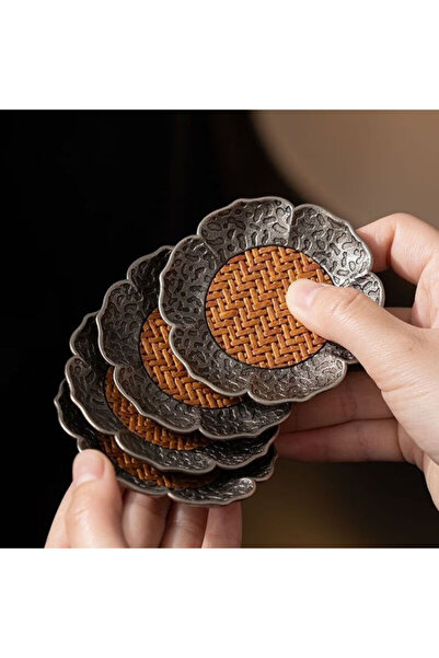 Choice 4 قطع من حصيرة الروطان المصنوعة من سبيكة معدنية بنقشة مطرقة صينية، وسادة لأكواب الماء، حامل أكواب من الروطان المنسوج بنقشة زهرة اللوتس الكلاسيكية