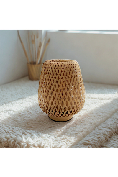 Choice مصباح صغير بني اللون مصنوع يدويًا من الخيزران المنسوج، مناسب لغرفة النوم والدراسة، بتصميم مستوحى من الخيزران يضفي لمسة دافئة.