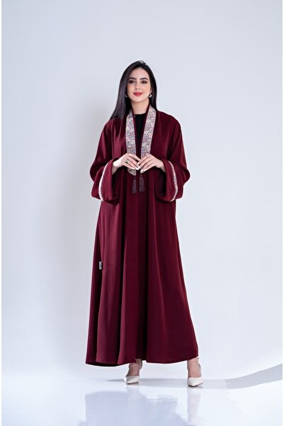 Al Afnan Boutique عبايه شتويه باللون البرقندي من قماش الكريب الملكي مزينه بكل...