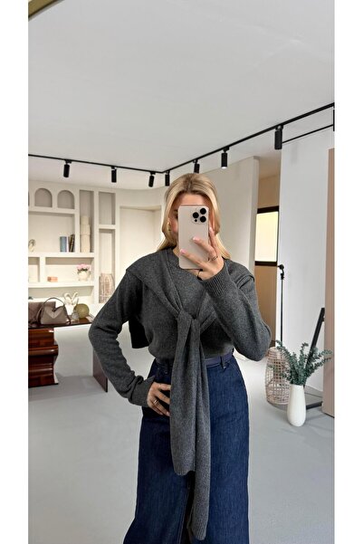 Sezgi Tekin سترة تريكو بلون الأنثراسيت مع تفاصيل الشال