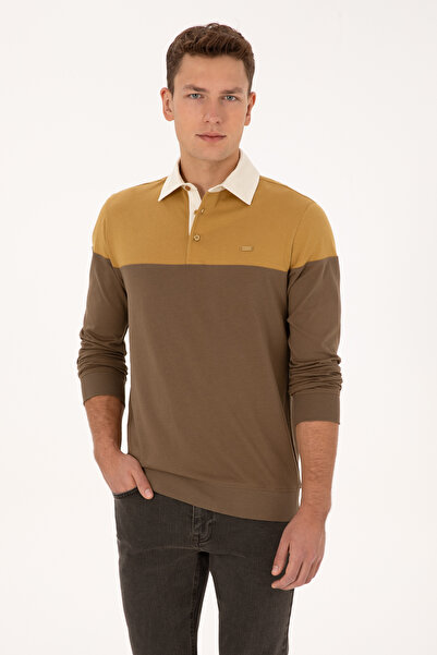 U.S. Polo Assn. سويت شيرت رجالي ذو قصة عادية وياقة بولو بلون الخردل 50316428-...